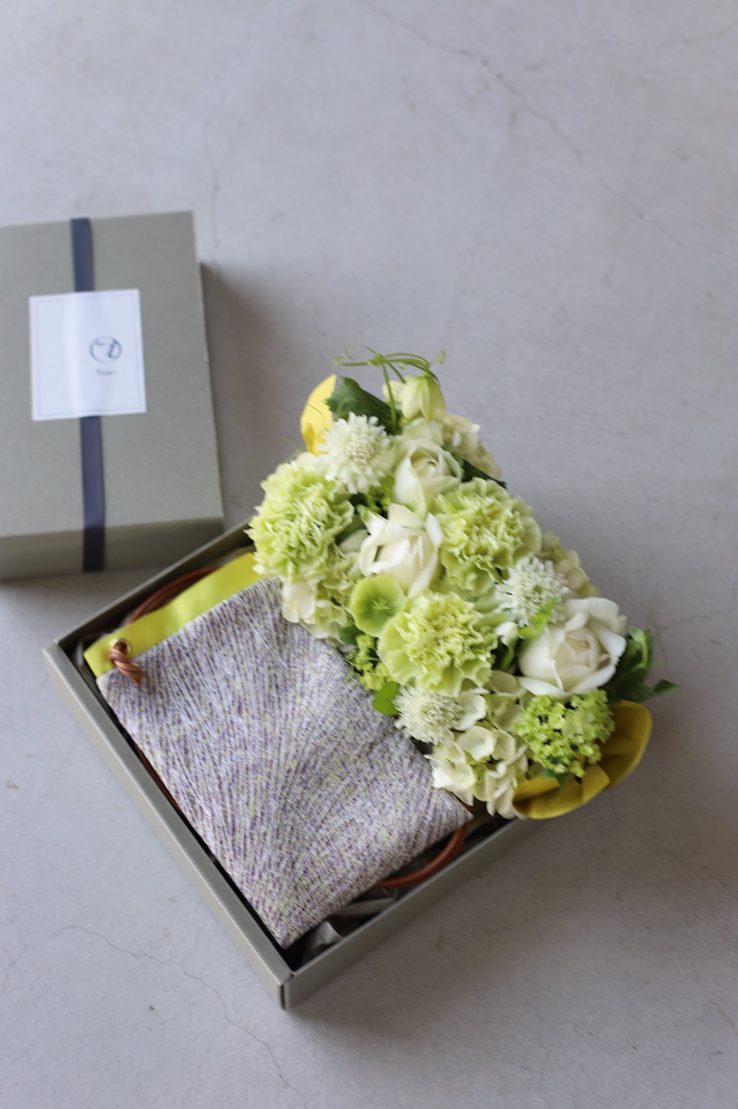 母の日ギフト KATAKAKE 鶸(ひわ)色 & WhiteGreen flower arrangement
