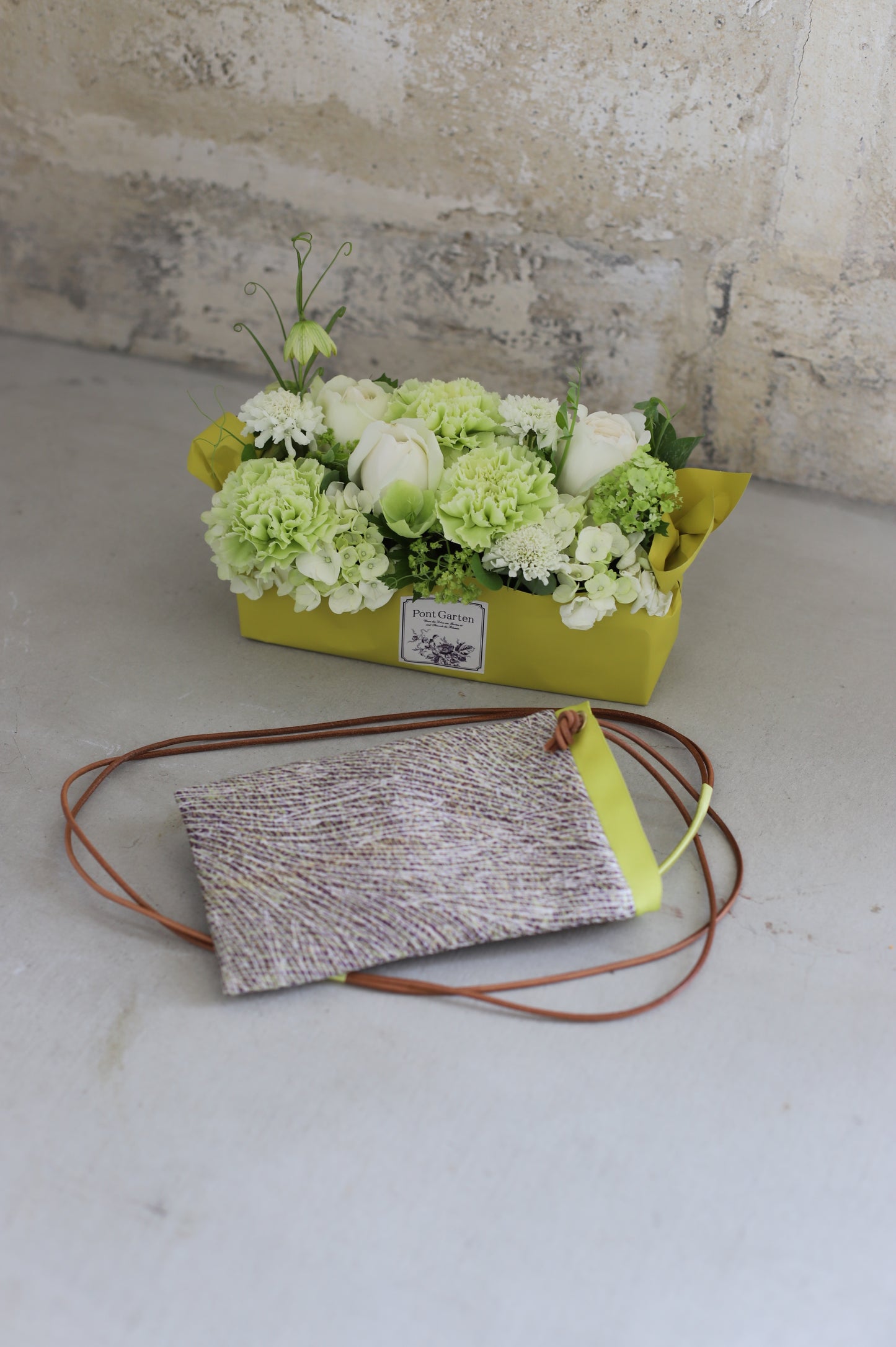 母の日ギフト KATAKAKE 鶸(ひわ)色 & WhiteGreen flower arrangement