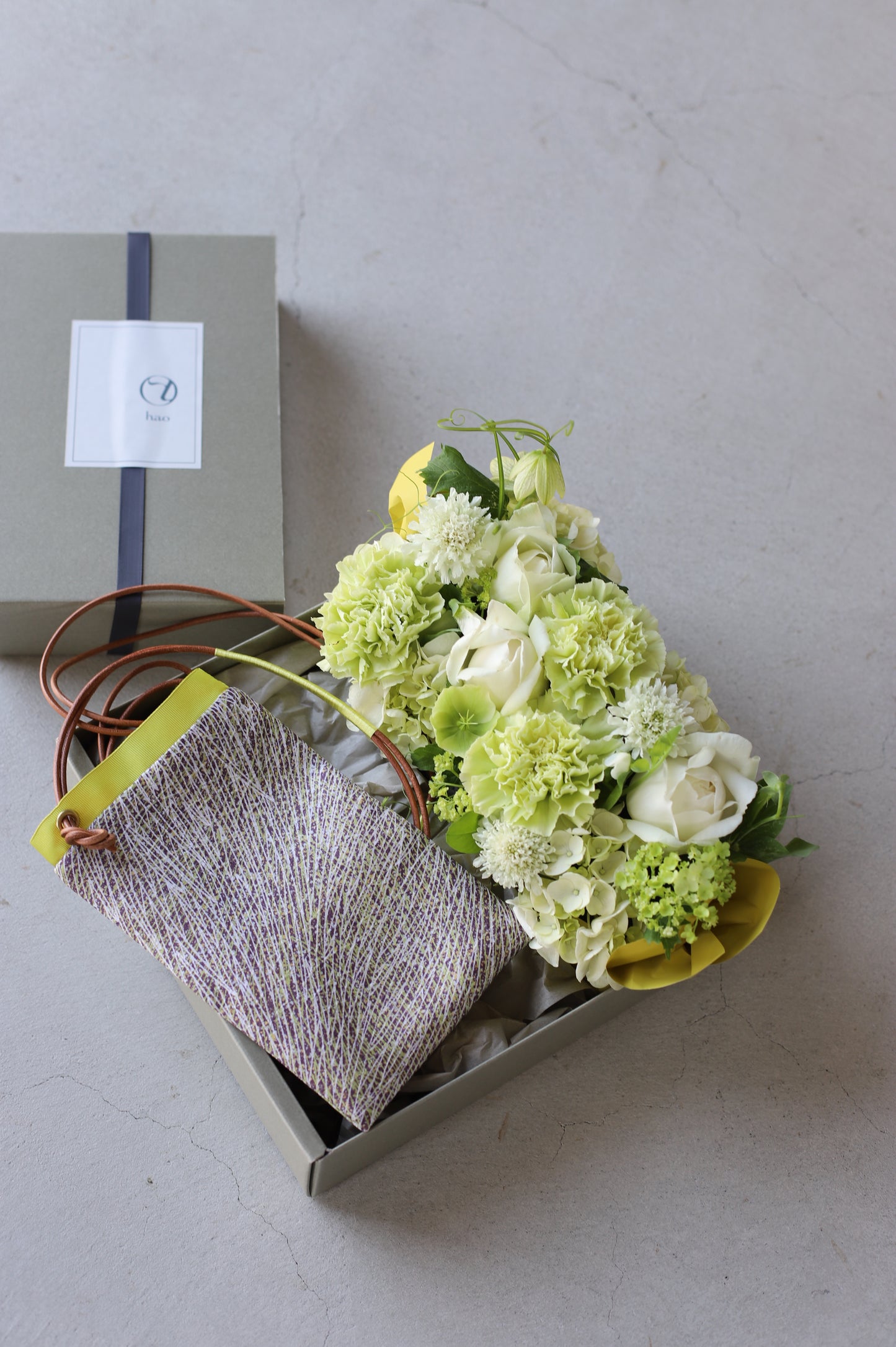 母の日ギフト KATAKAKE 鶸(ひわ)色 & WhiteGreen flower arrangement